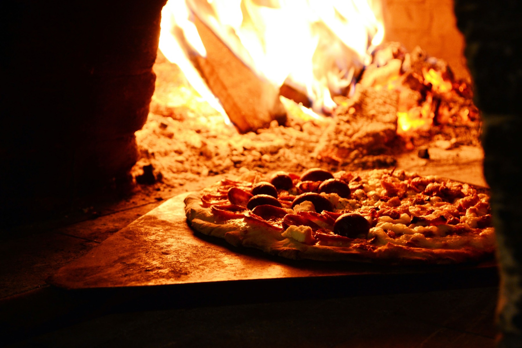 pizzan paistaminen puulämmitteisessä uunissa