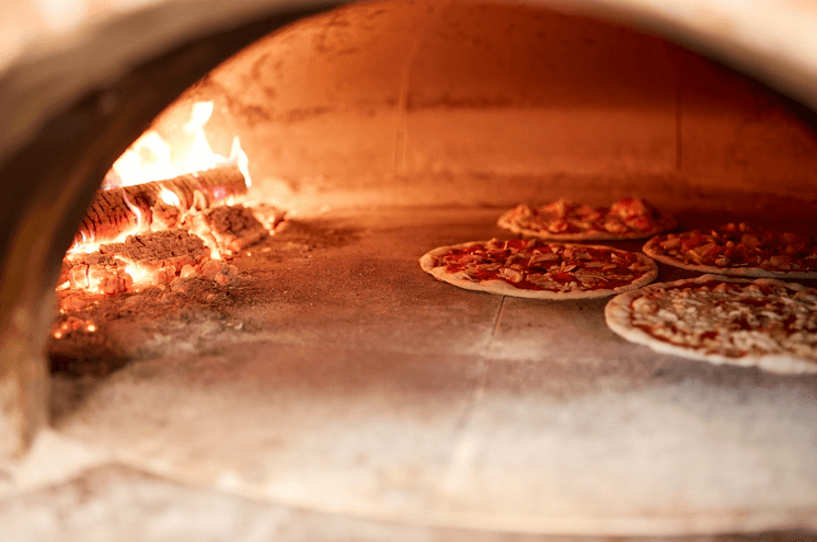Näin käytät puutarhan pizzauuneja